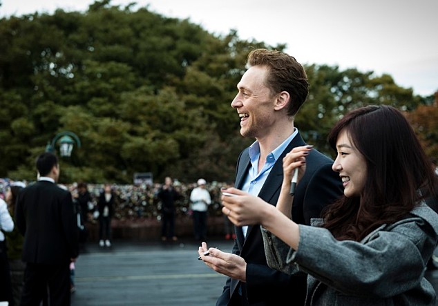 [PIC][15-10-2013]Tiffany ghi hình cho chương trình "Seoul vacation" cùng Tom Hiddleston vào chiều nay Movie_image