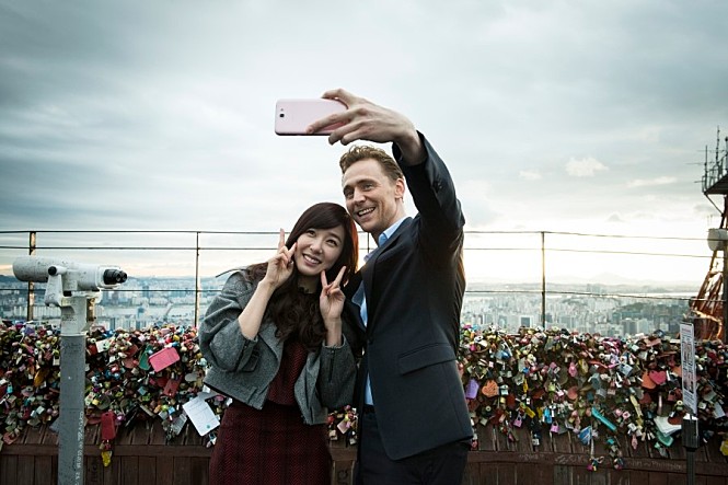 [PIC][15-10-2013]Tiffany ghi hình cho chương trình "Seoul vacation" cùng Tom Hiddleston vào chiều nay Movie_image